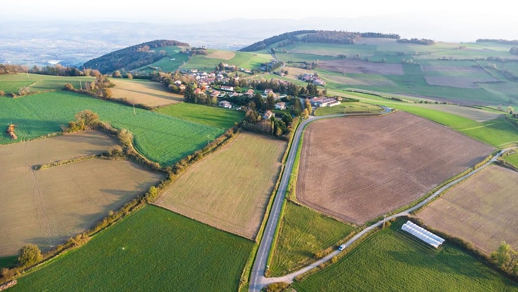 Vista aérea de propriedade rural para verificação de documentação antes de estruturar holding