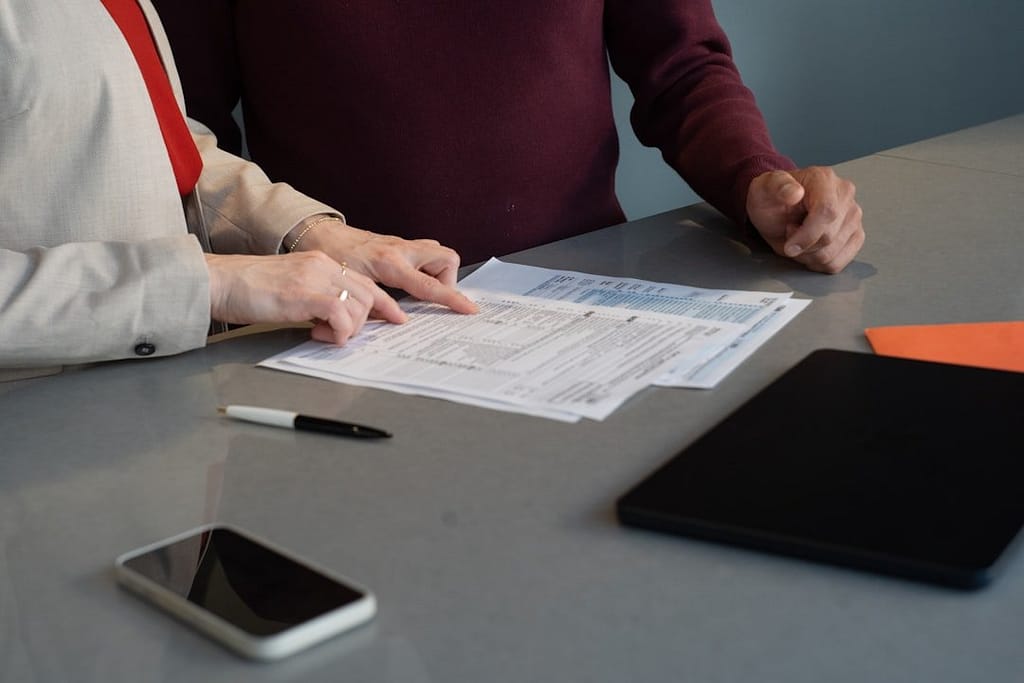 Sócios revisando documentos de compliance da empresa em uma mesa