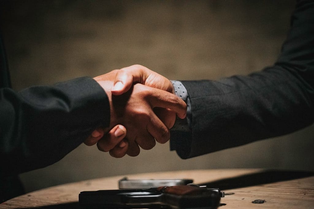 Produtor rural e parceiro selando acordo de parceria em contrato agrícola