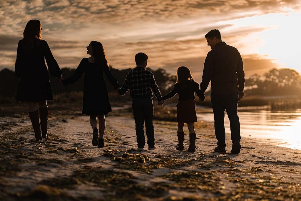 Planejamento sucessório de empresa familiar — reunião entre pai e filhos sobre holding